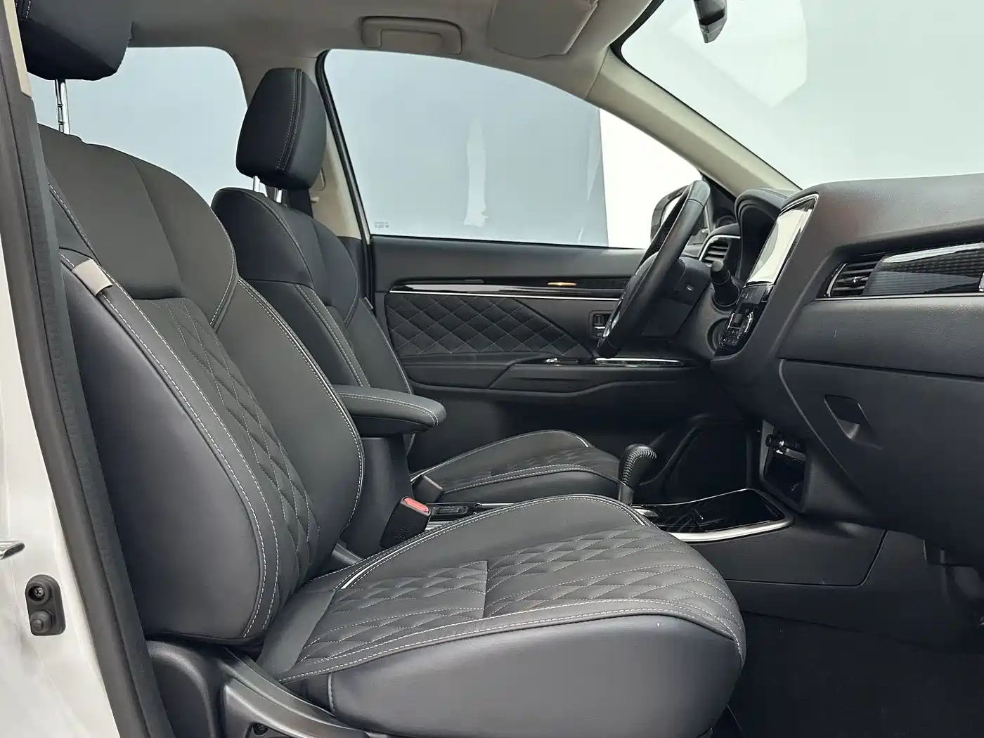 Mitsubishi Outlander 2023 2021 Facelift 2.0L 2WD Premium Edition 5-Seater