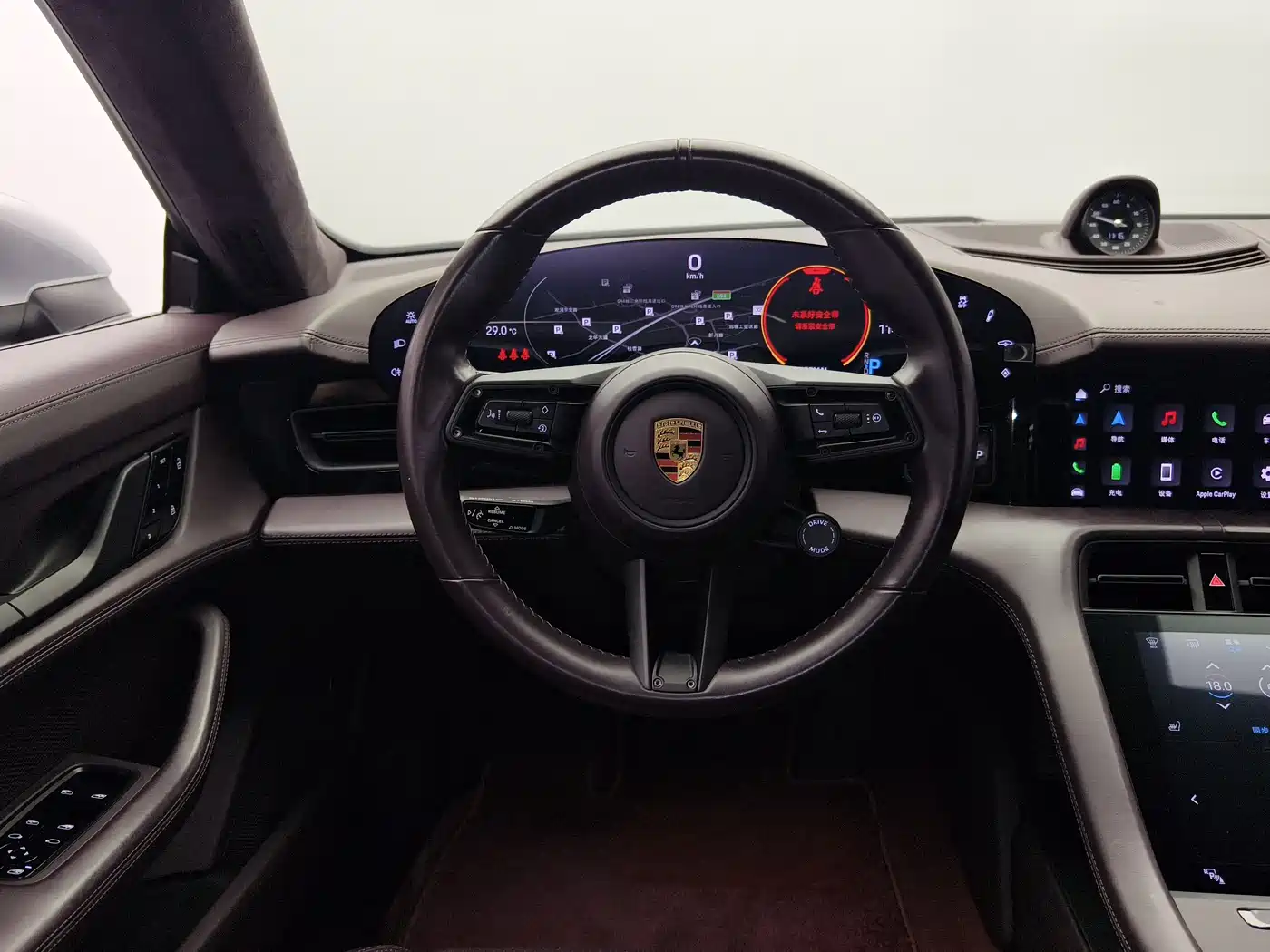Porsche Taycan фото 10