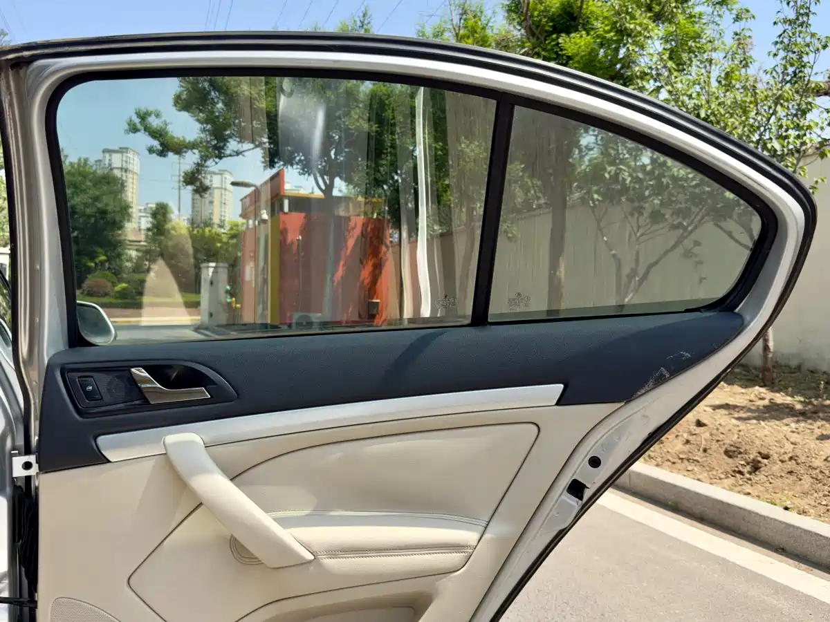 Škoda Octavia 2009 2.0L Automatic Yishi Edition фото 20