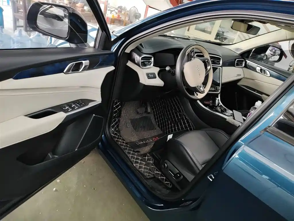 Lynk & Co 01 2017 2.0T 2WD Pro Shine Edition фото 16