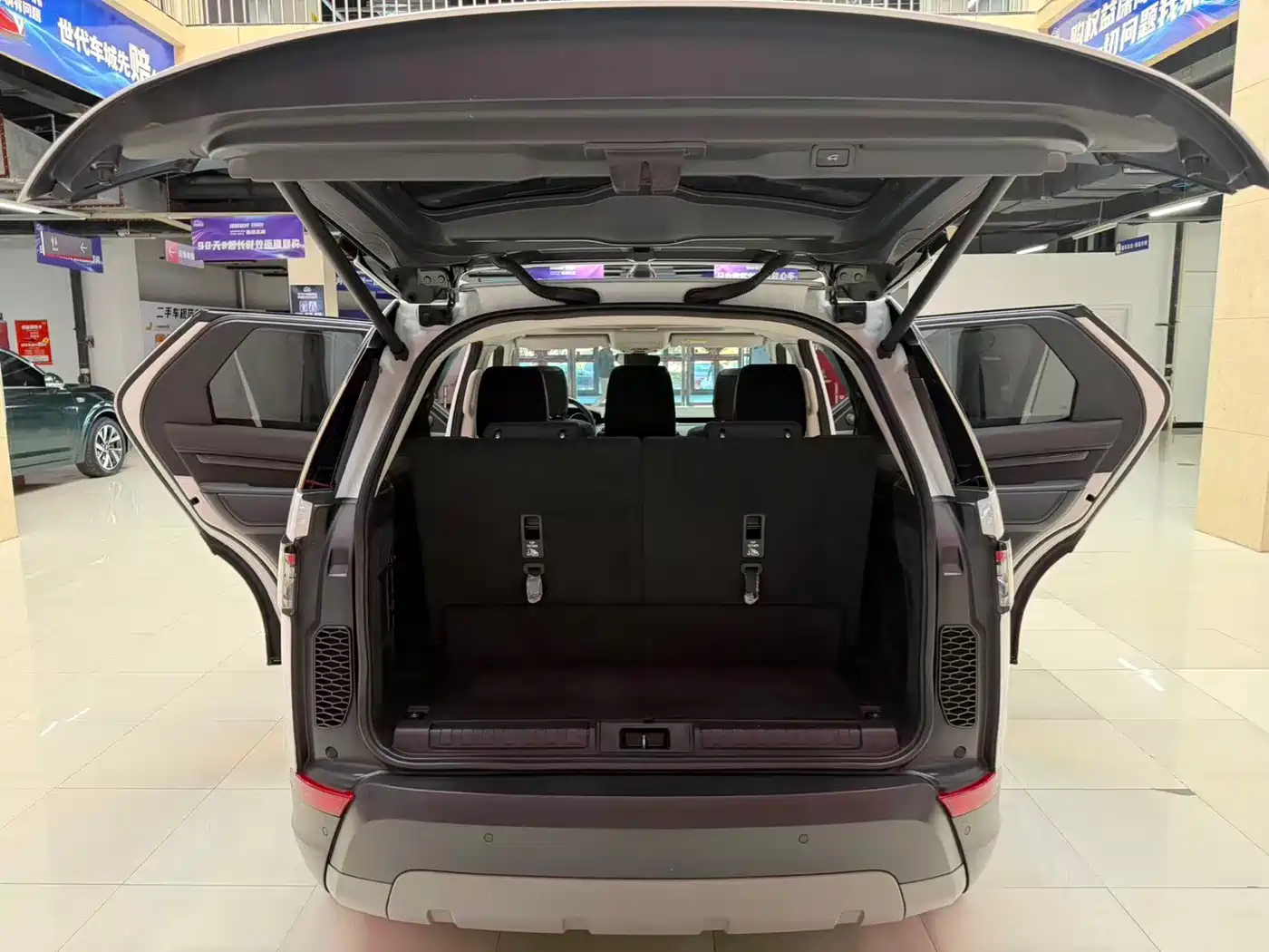 Land Rover Discovery 2018 3.0 SC V6 SE фото 13