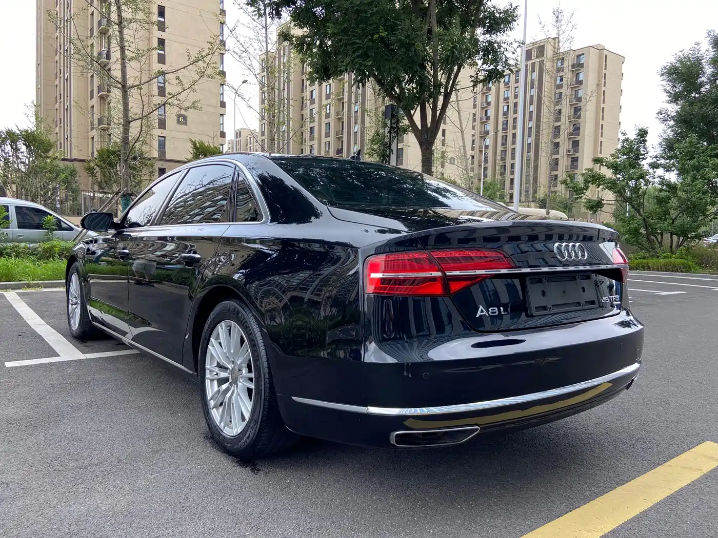 Photo 3 - Audi A8
