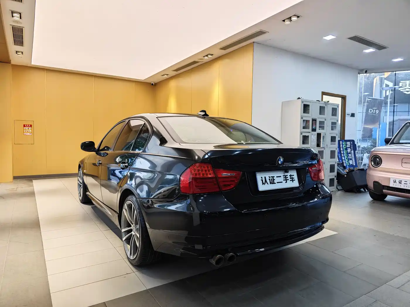 BMW 3 Series 2010 320i Luxury фото 27