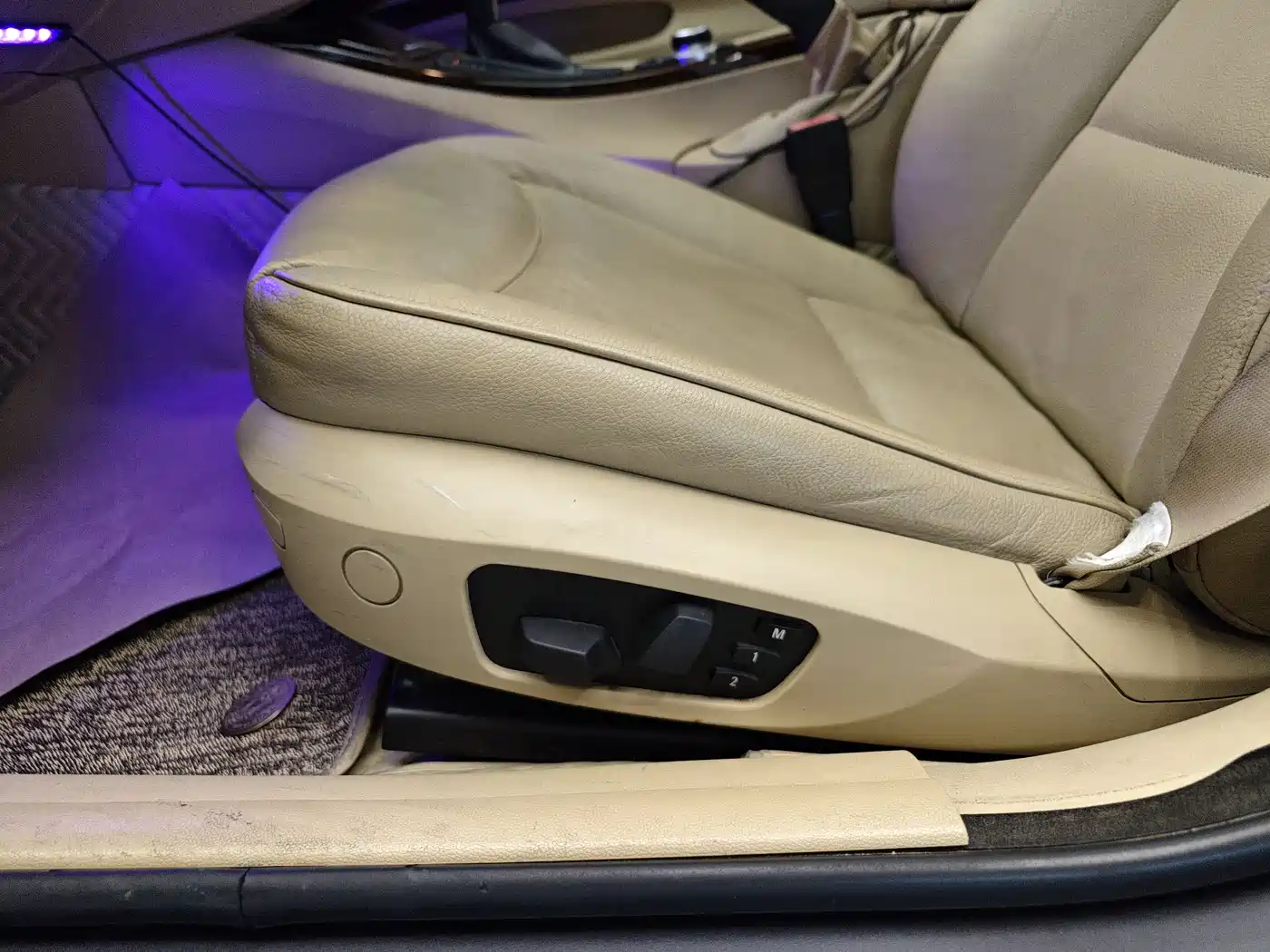 BMW 3 Series 2010 320i Luxury фото 11