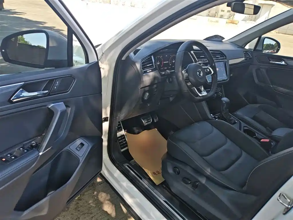Volkswagen Tiguan L 2021 330TSI Automatic 2WD R-Line Premium фото 16