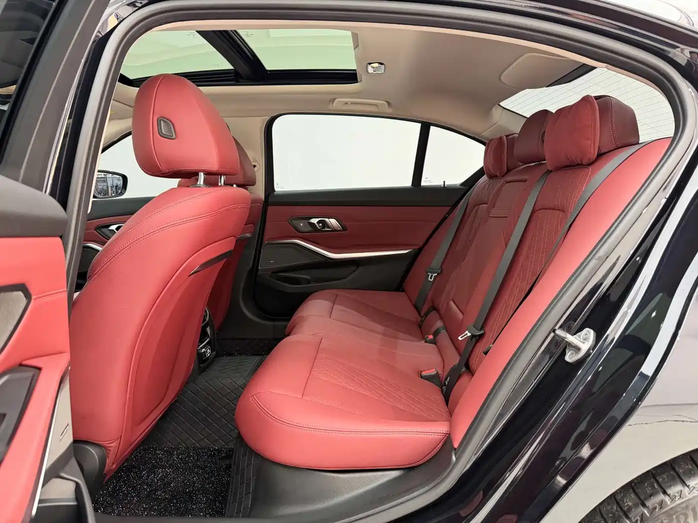 BMW 3 Series 2025 330Li M Sport Night Edition фото 17