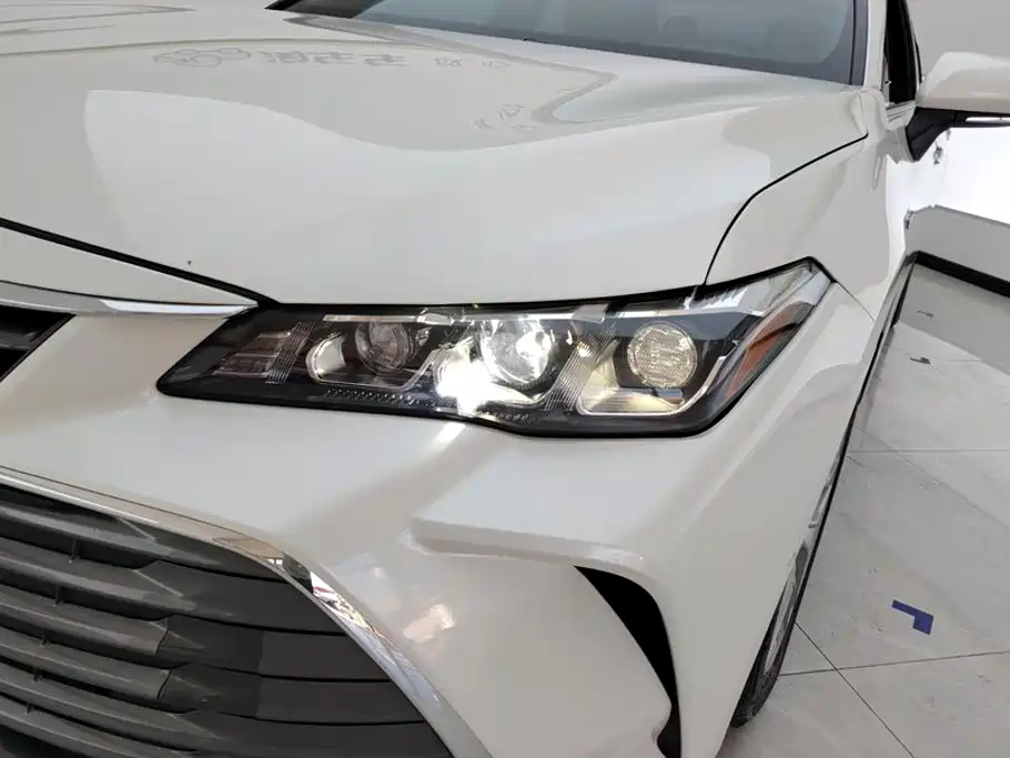 Photo 5 - Toyota Avalon