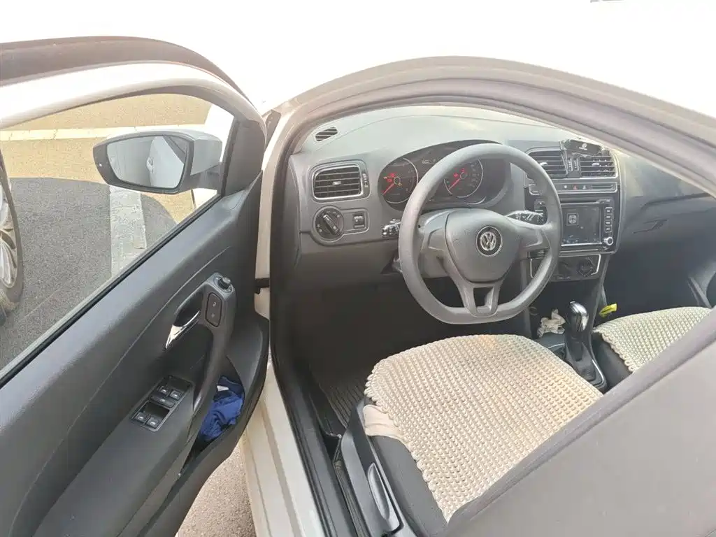 Volkswagen Polo 2014 1.6L Automatic Comfort Edition фото 12