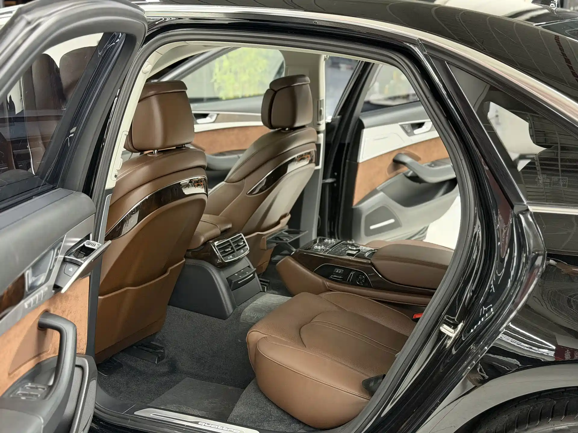 Photo 11 - Audi A8