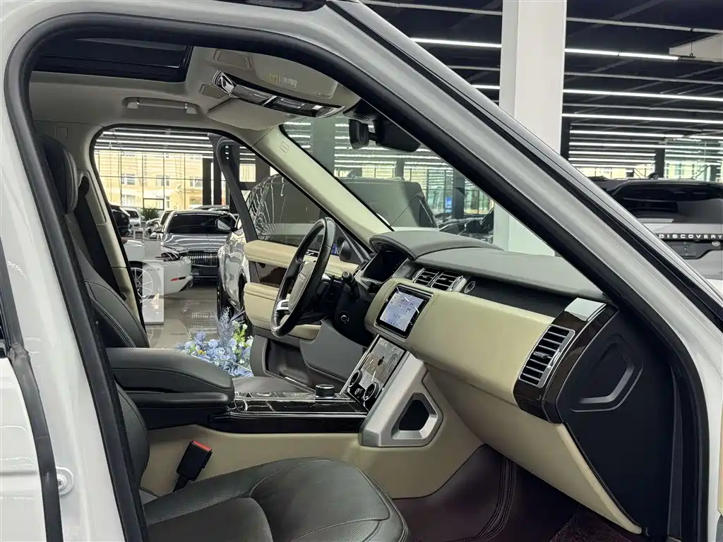 Land Rover Range Rover 2021 3.0 L6 Heritage Edition фото 8