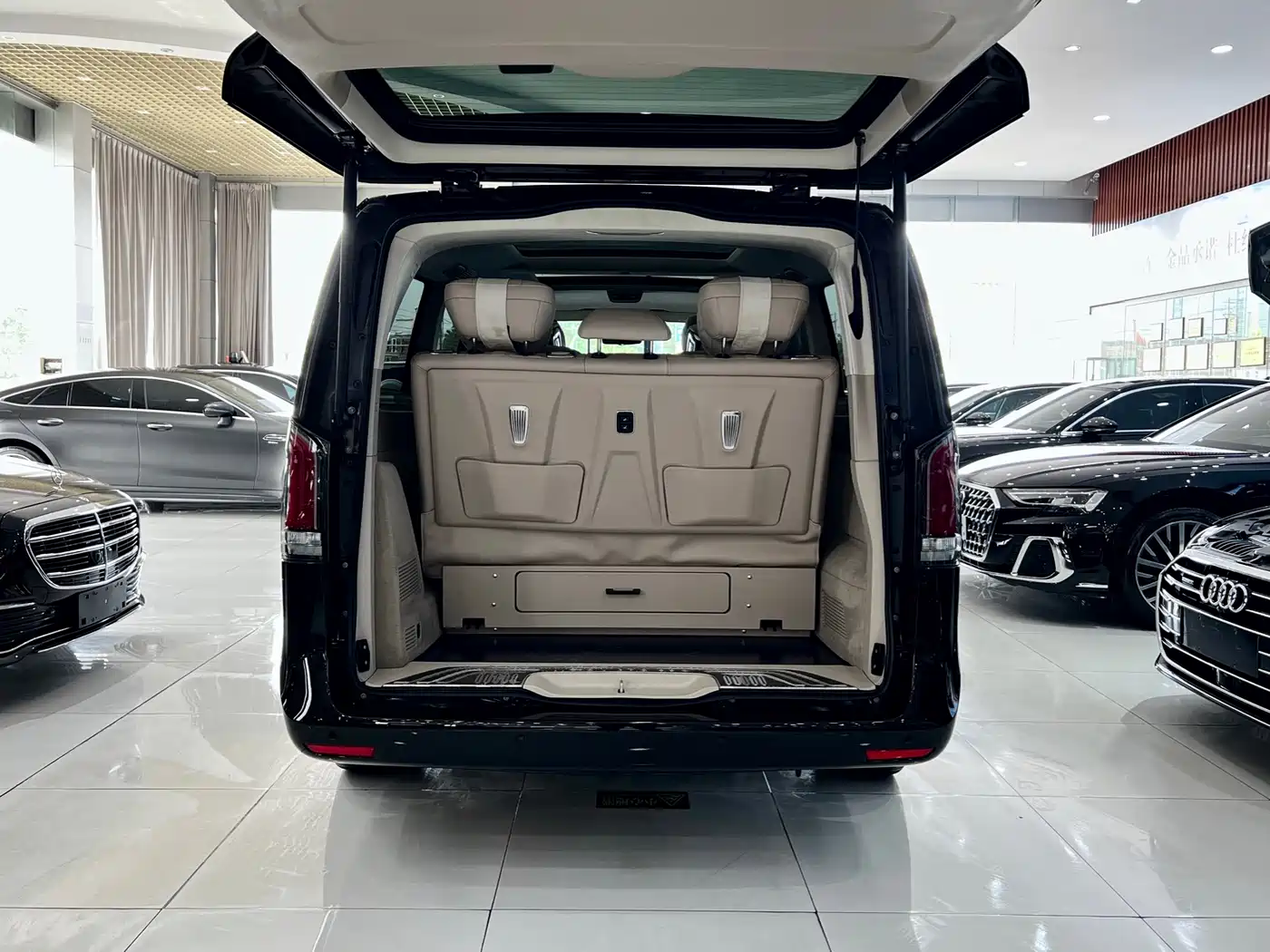 Mercedes-Benz V-Class 2024 V 300 L Long Wheelbase Luxury Edition фото 27