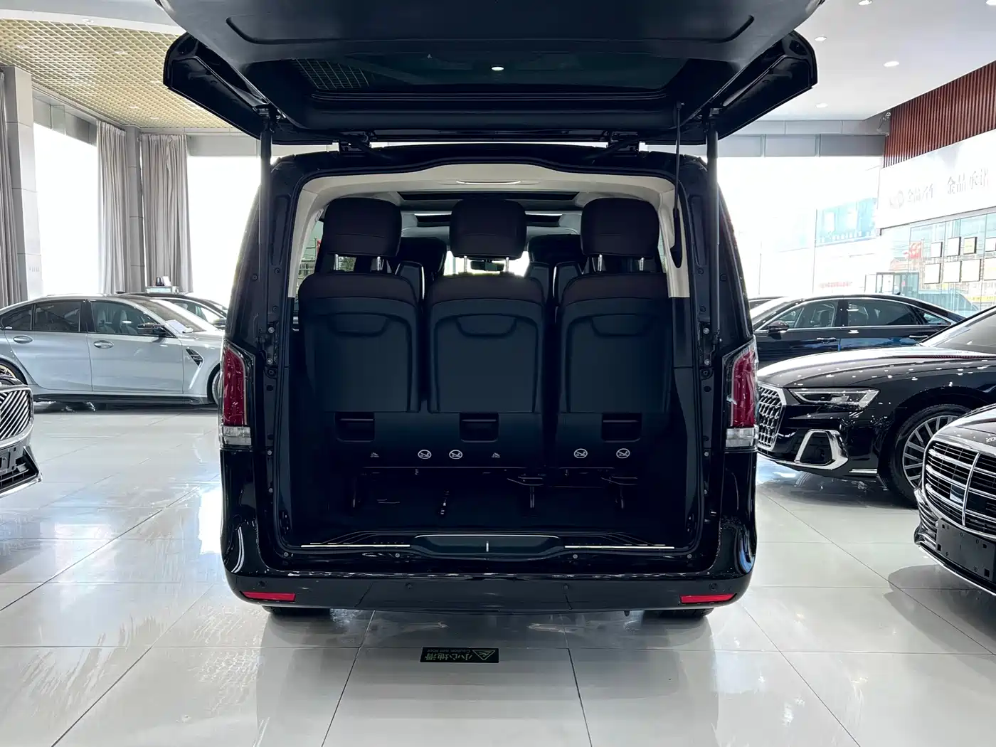 Mercedes-Benz V-Class 2024 V 300 L Long Wheelbase Premium фото 26