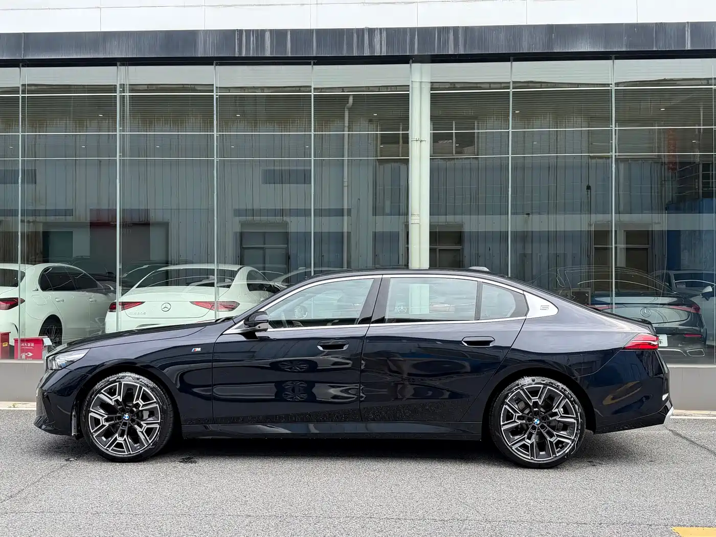 BMW 5 Series 2025 530Li Premium M Sport Package фото 3