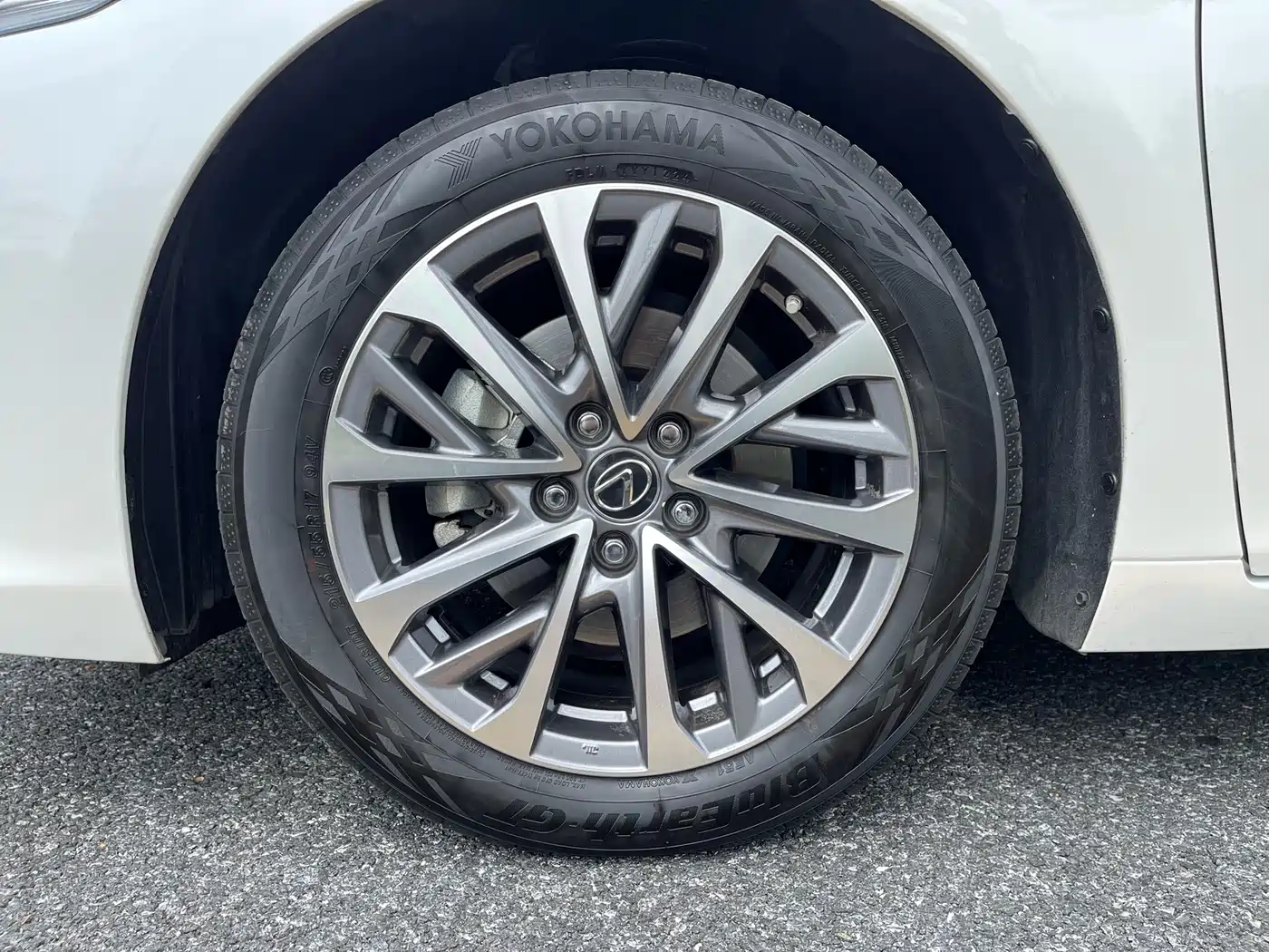 Lexus ES 2023 200 Excellence Edition фото 9