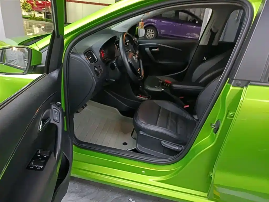 Volkswagen Polo 2014 1.6L Automatic Luxury Edition фото 15