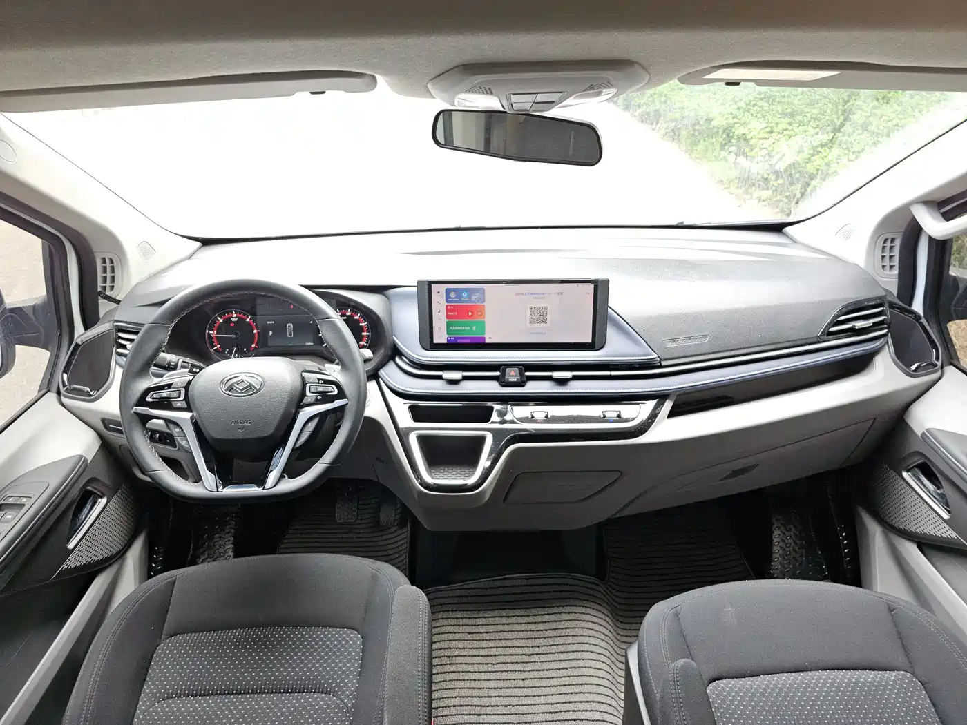 SAIC Maxus Xintu V70 2023 Model 2.0T Elite Edition Automatic Long Wheelbase Medium Roof 6/7-Seater фото 13
