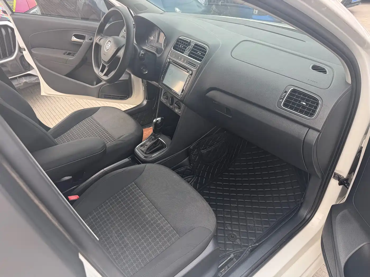 Volkswagen Polo 2014 1.6L Automatic Comfort Edition фото 6