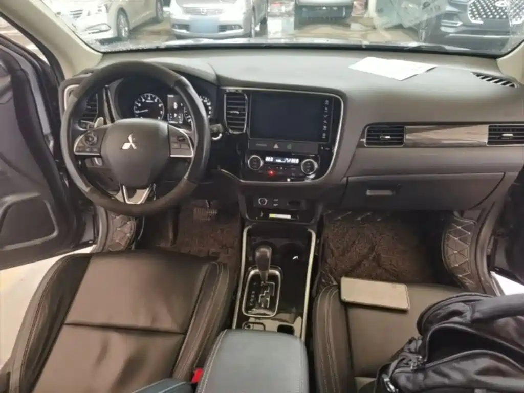 MITSUBISHI OUTLANDER