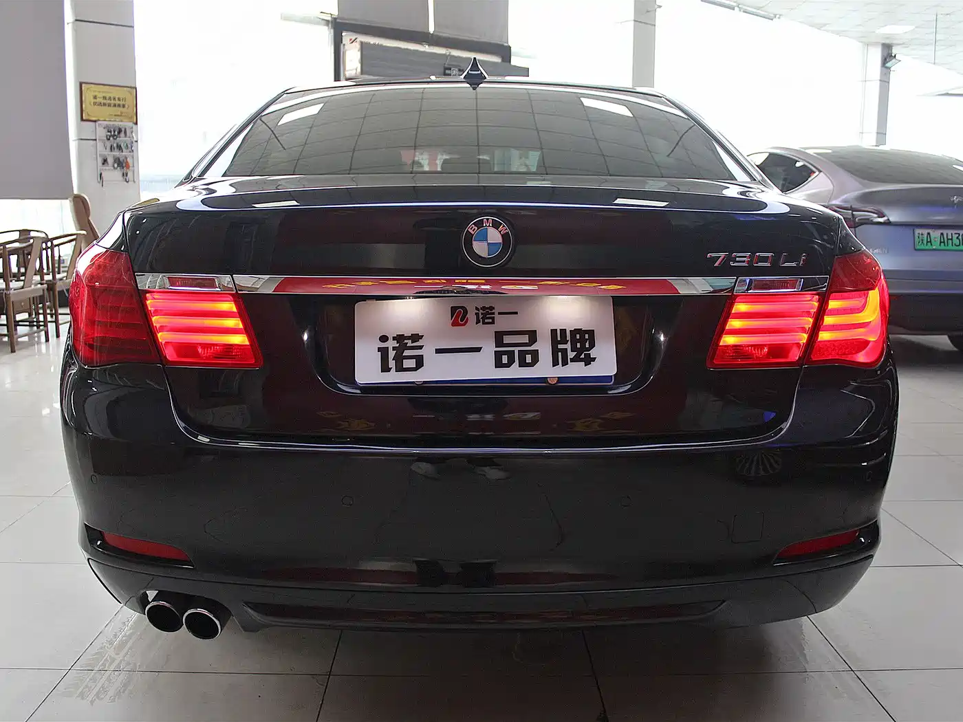 BMW 7 Series 2009 730Li Leading фото 3