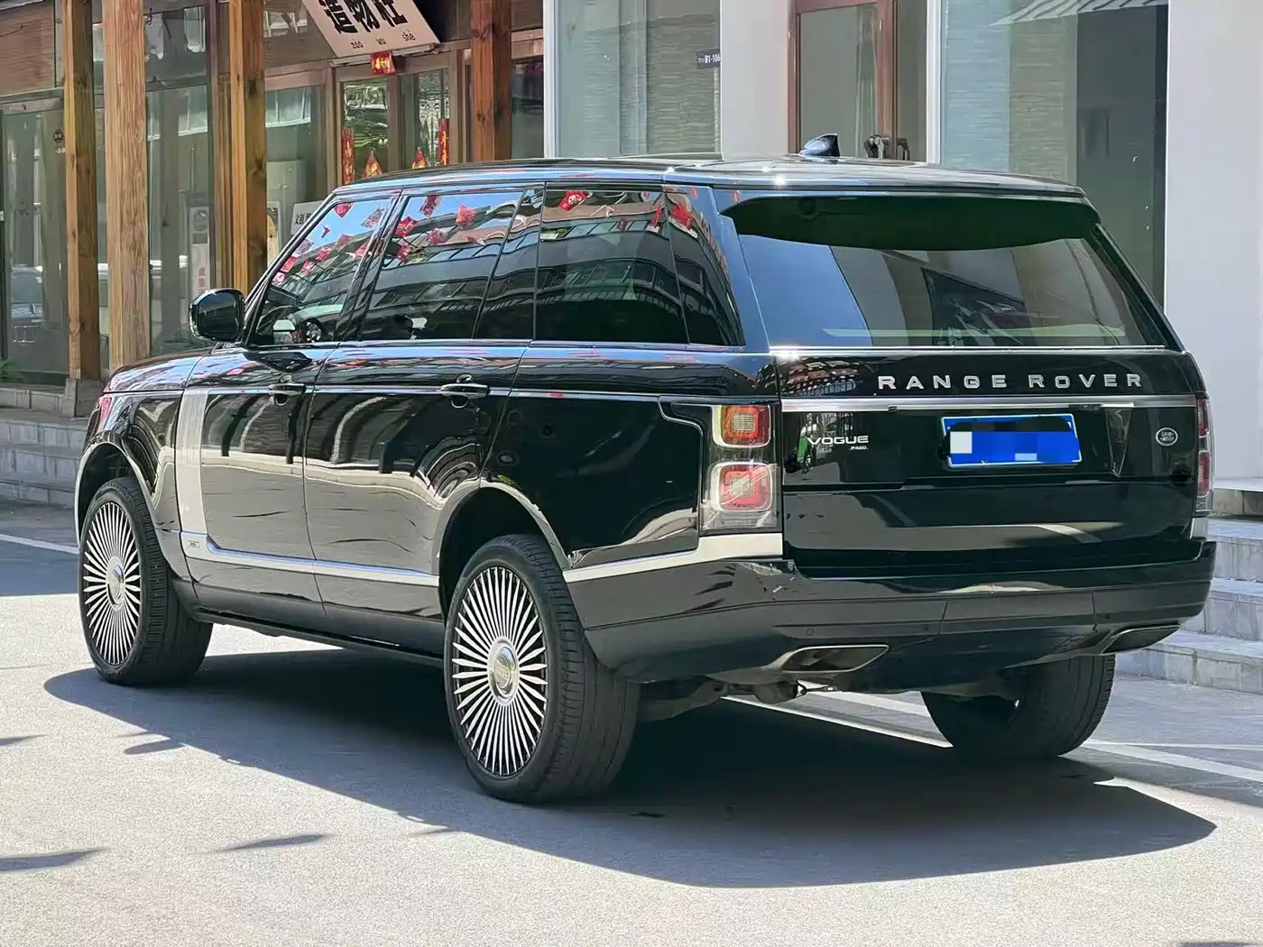 Land Rover Range Rover 2022 3.0 L6 400PS Heritage Extended Classic Edition фото 7