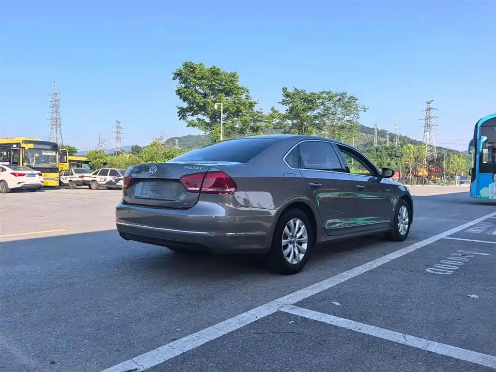 Volkswagen Passat 2014 1.8TSI DSG Luxury Edition фото 9