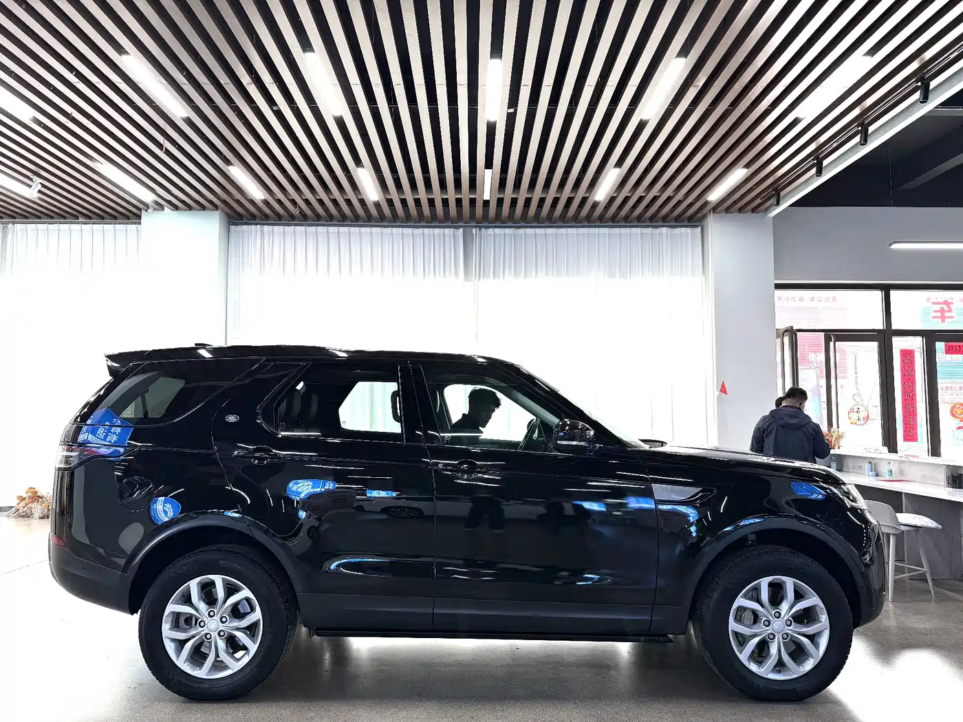 Land Rover Discovery 2019 3.0 SC V6 SE фото 17