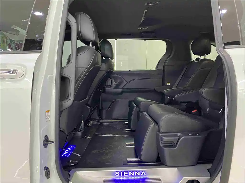 Toyota Sienna 2024 2.5L Hybrid 4WD Premium Edition фото 8