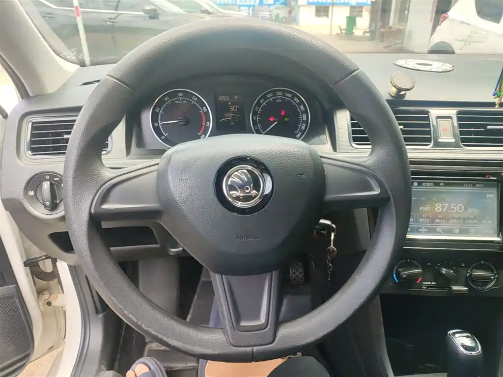 Škoda Skoda Rapid Spaceback 2016 1.6L Automatic Advance Edition фото 11
