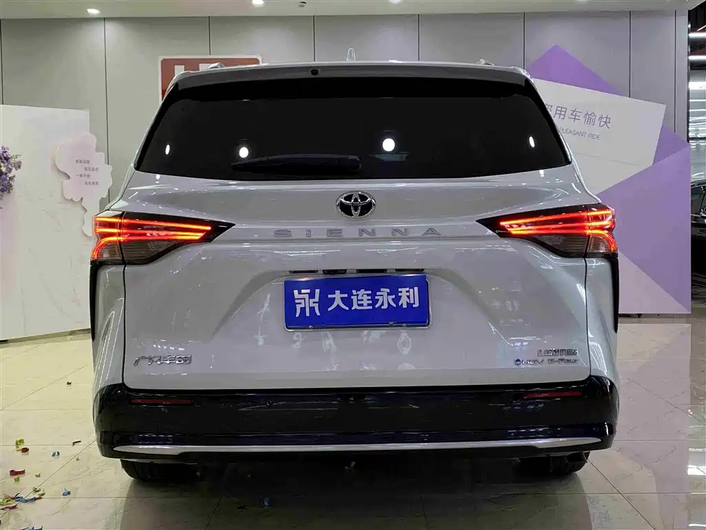 Toyota Sienna 2024 2.5L Hybrid 4WD Premium Edition фото 16