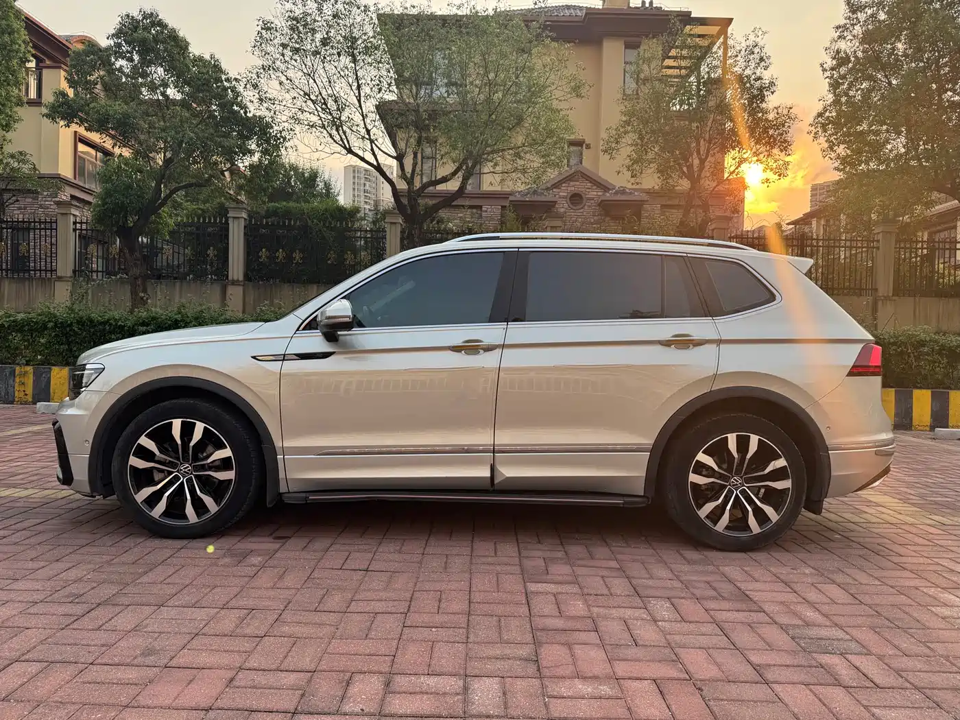 Volkswagen Tiguan L 2021 380TSI Automatic 4WD R-Line Premium 7-seater фото 4
