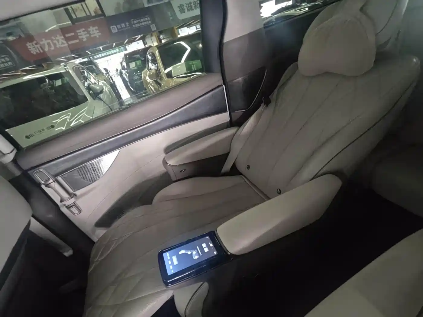 Denza D9 2022 DM-i 1040 Premium фото 6