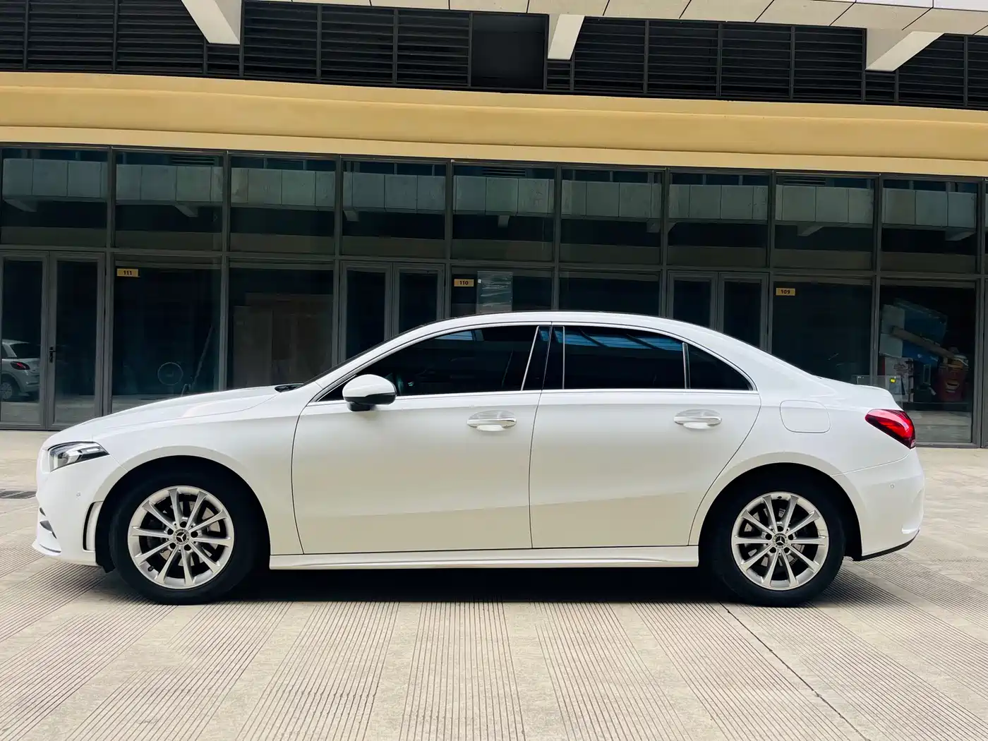 Mercedes-Benz A-Class 2021 A 200 L Sport Sedan Fashion Edition фото 4
