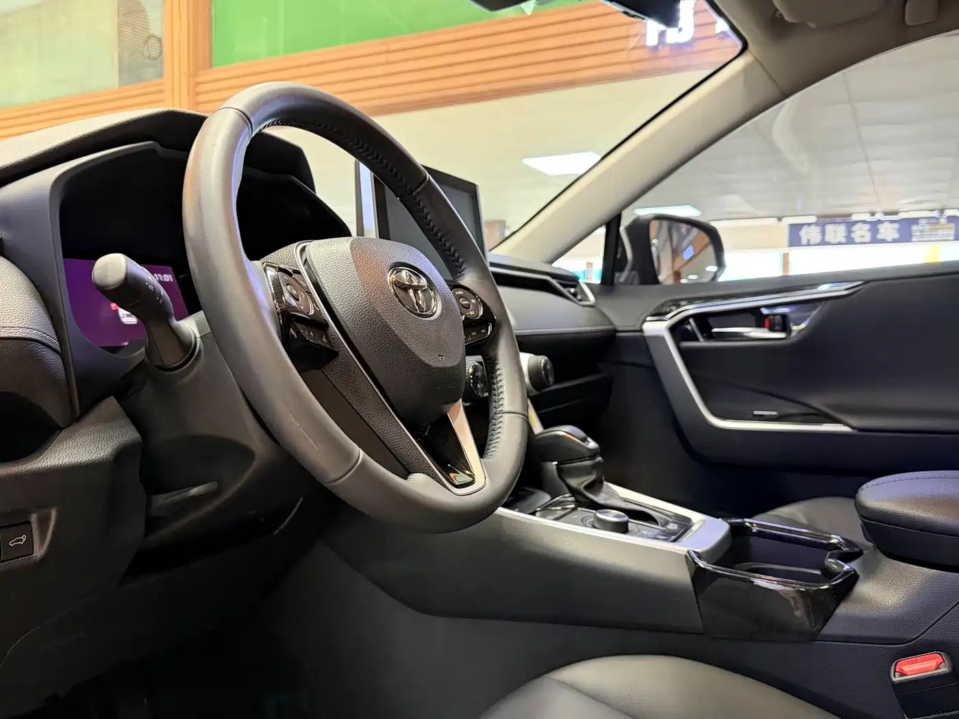 Toyota RAV4 Rongfang 2022 Hybrid 2.5L E-CVT 4WD Elite Plus Edition фото 5