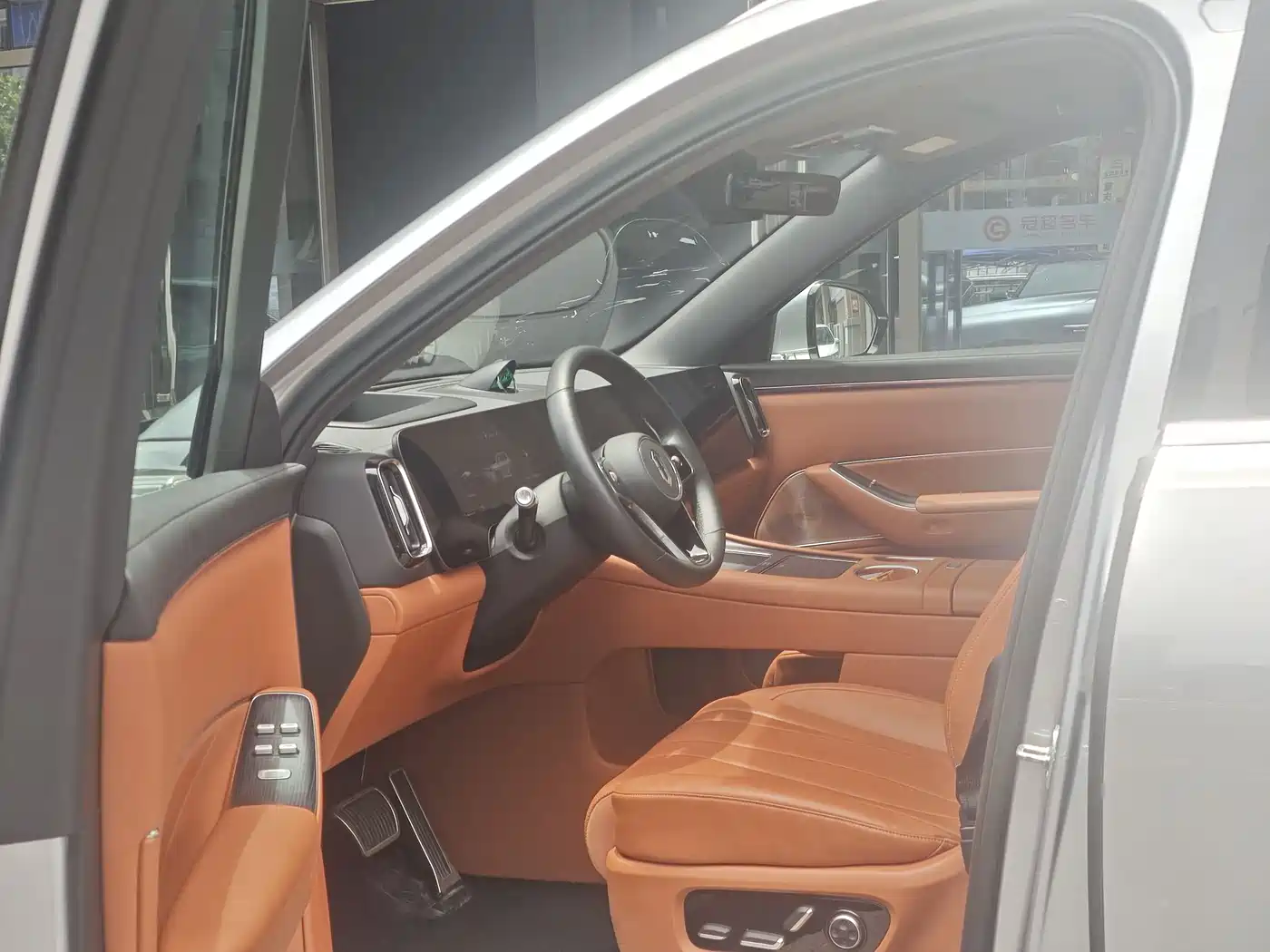 AITO Wenjie AITO M8 2025 Extended Range Ultra 53.4kWh 6-Seater фото 8
