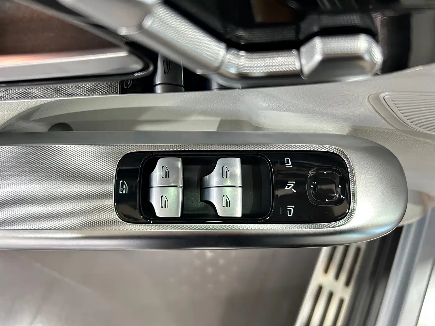 MERCEDES-BENZ EQE SUV