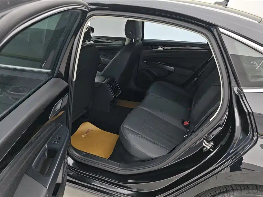 Volkswagen Passat 2025 Outstanding 280TSI Business Edition фото 11