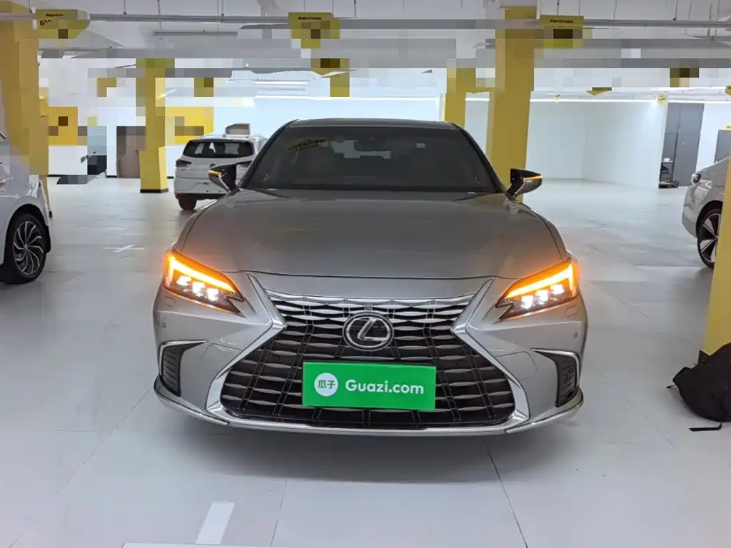 Photo 3 - Lexus ES
