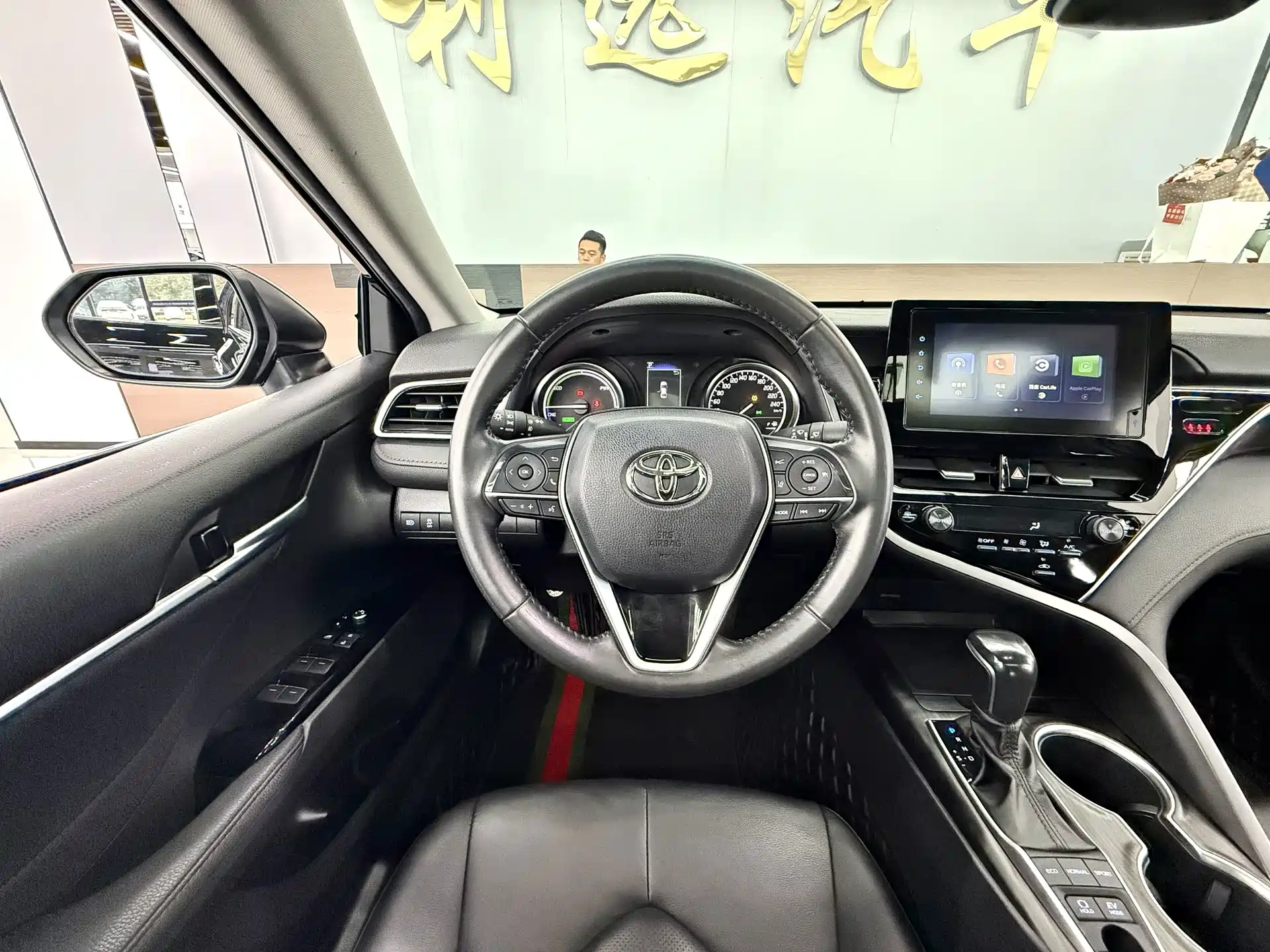 Фото 8 - Toyota Camry