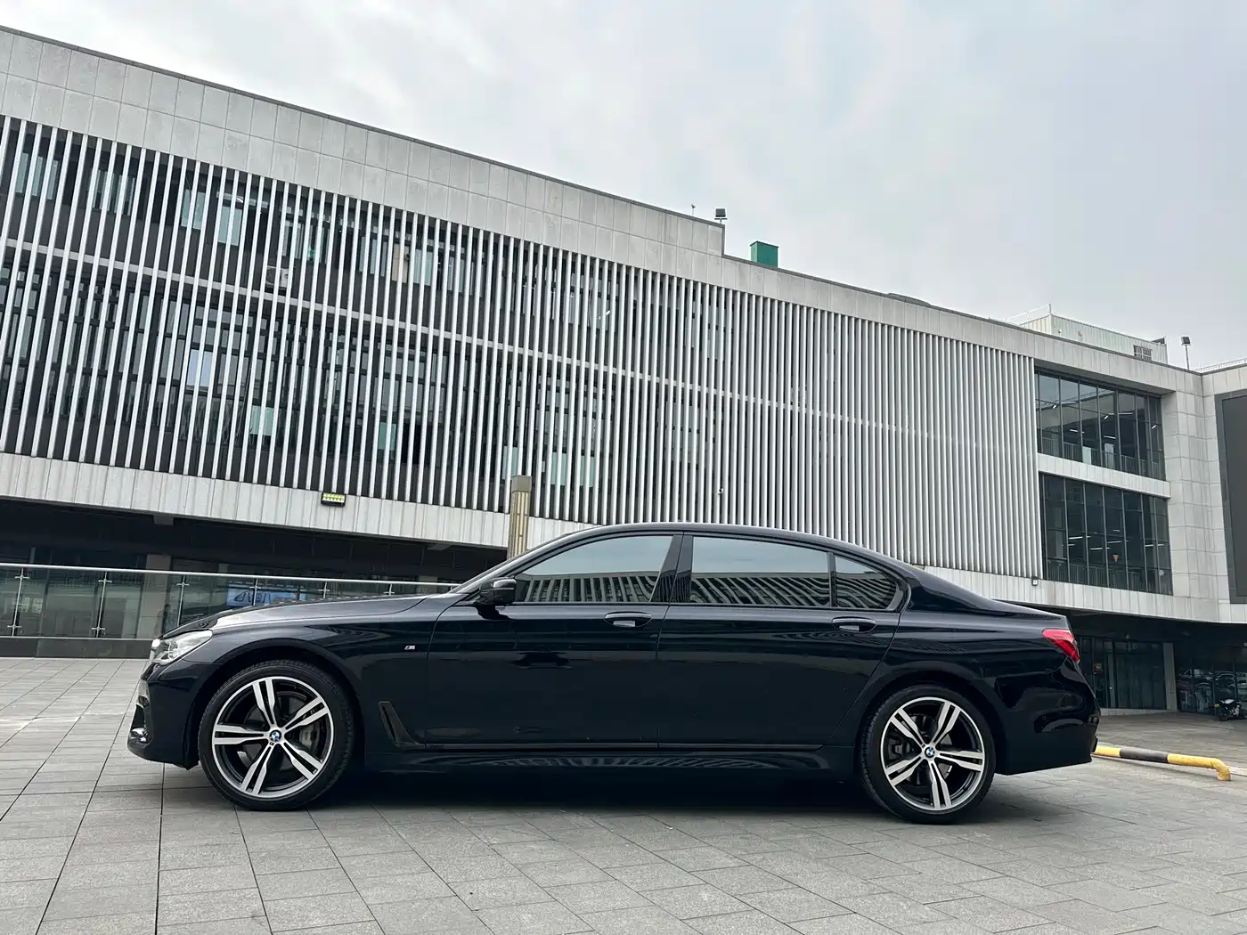 BMW 7 Series 2018 740Li xDrive Premium Type M Sport Package фото 3