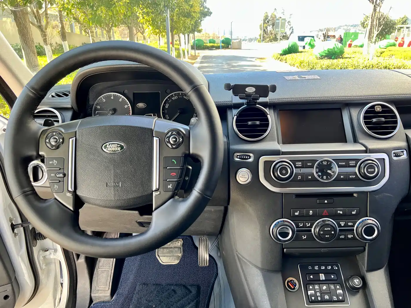 Land Rover Discovery 2015 3.0 SC V6 SE фото 15