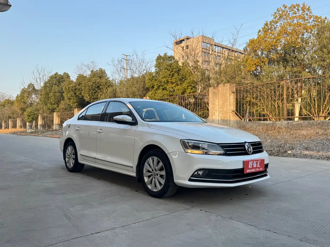 Volkswagen Sagitar 2015 1.6L Automatic Comfort фото 3