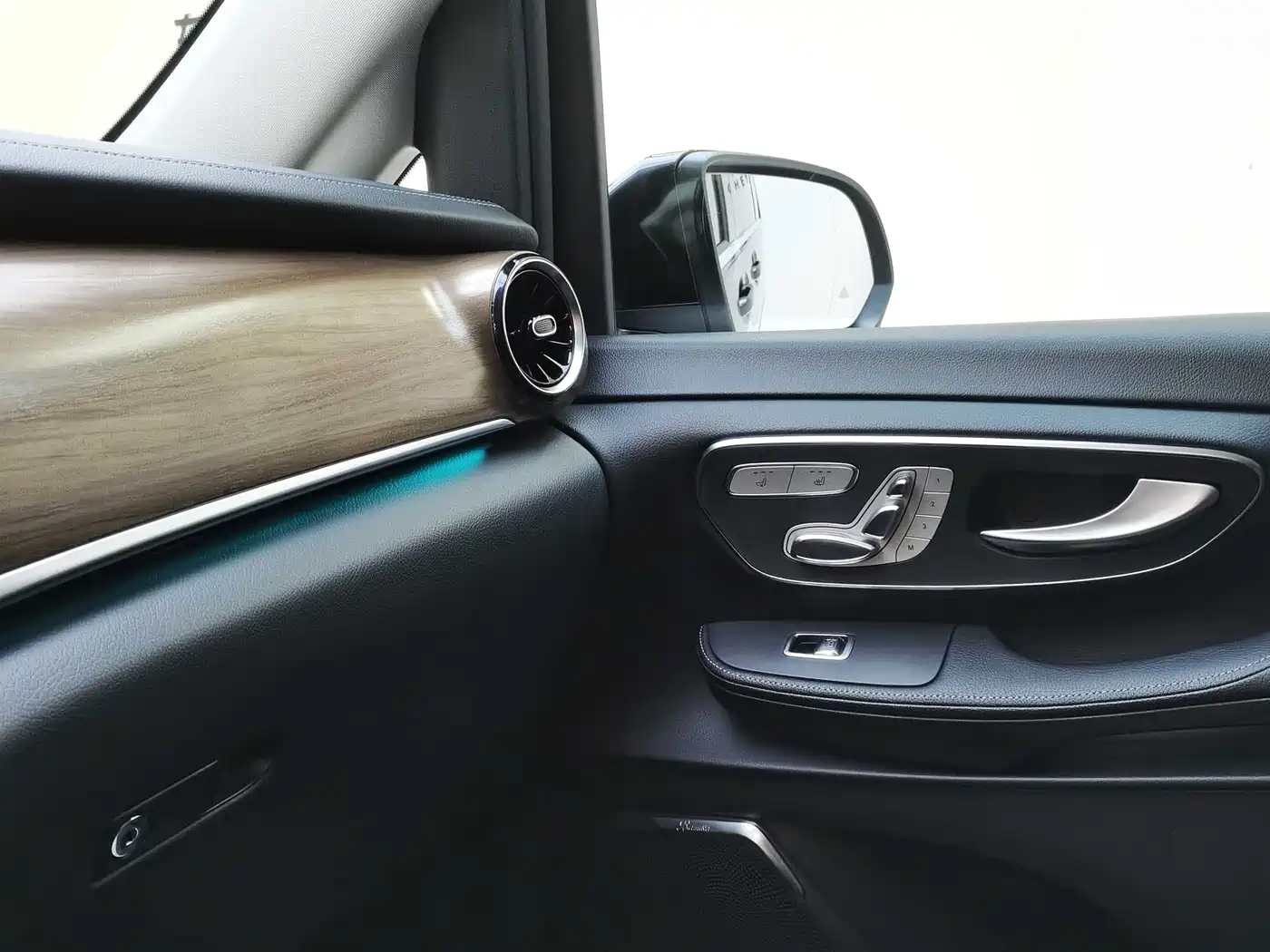 Mercedes-Benz V-Class 2022 V 260 L Long Wheelbase Luxury Edition фото 18