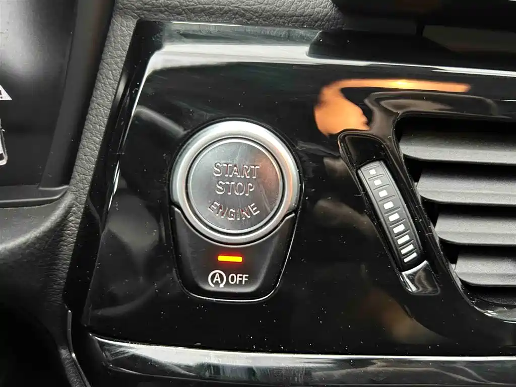 BMW 1 Series 2023 120i M Sport Shadow Edition фото 4