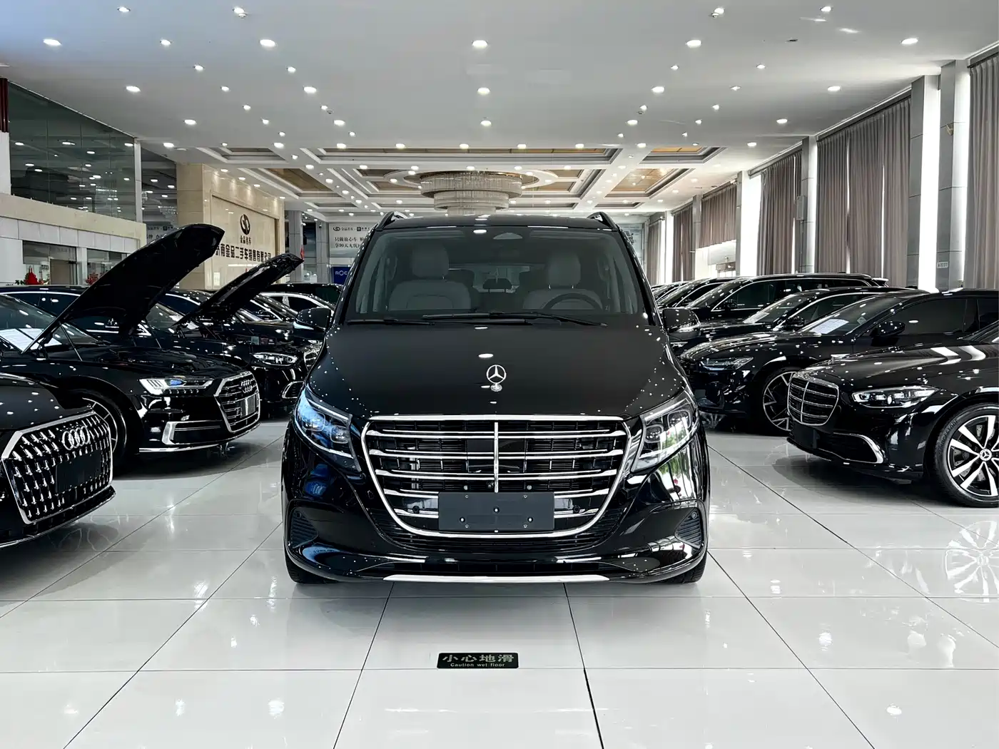 Mercedes-Benz V-Class 2024 V 300 L Long Wheelbase Luxury Edition фото 3