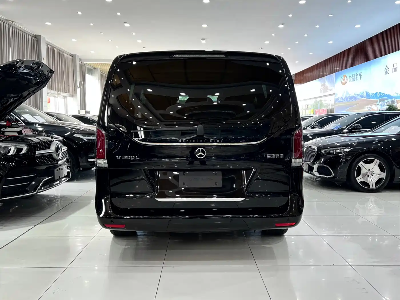 Mercedes-Benz V-Class 2024 V 300 L Long Wheelbase Luxury Edition фото 5