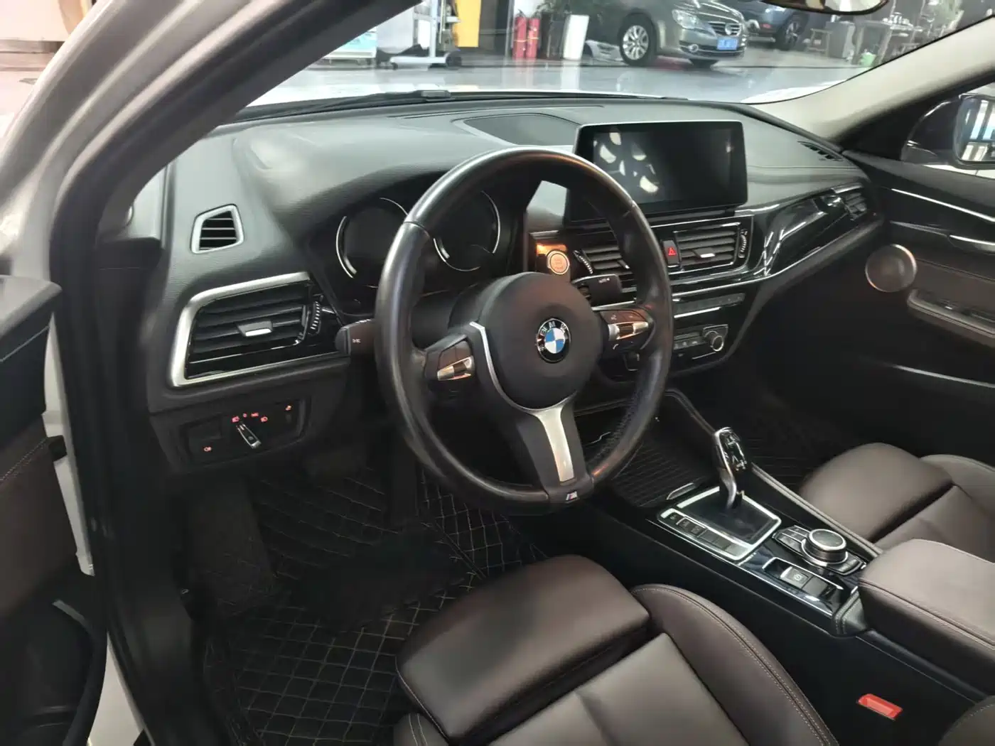 BMW 1 Series 2022 120i M Sport Shadow Edition фото 5