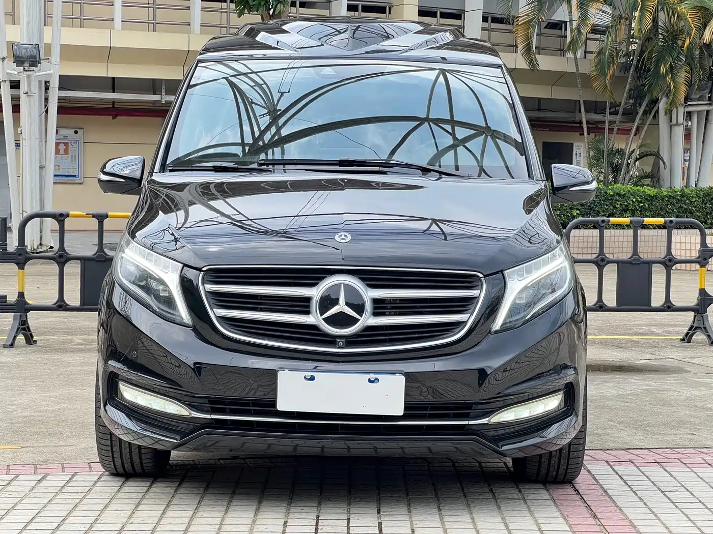 Mercedes-Benz V-Class 2018 V 260 L Premium Long Wheelbase Edition China VI фото 3