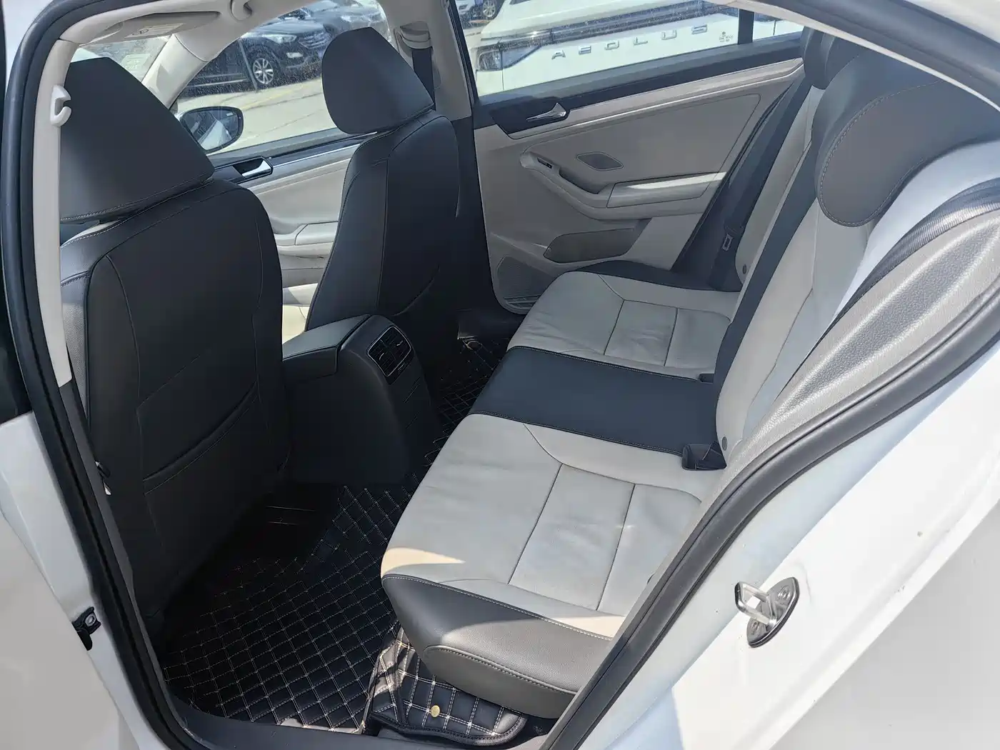 Volkswagen Sagitar 2015 1.6L Automatic Comfort фото 8