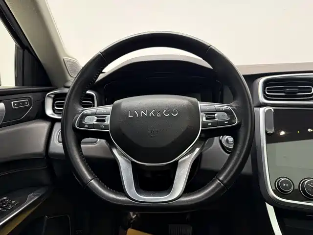 Lynk & Co 01 2019 2.0T 2WD Pro Edition China V фото 13
