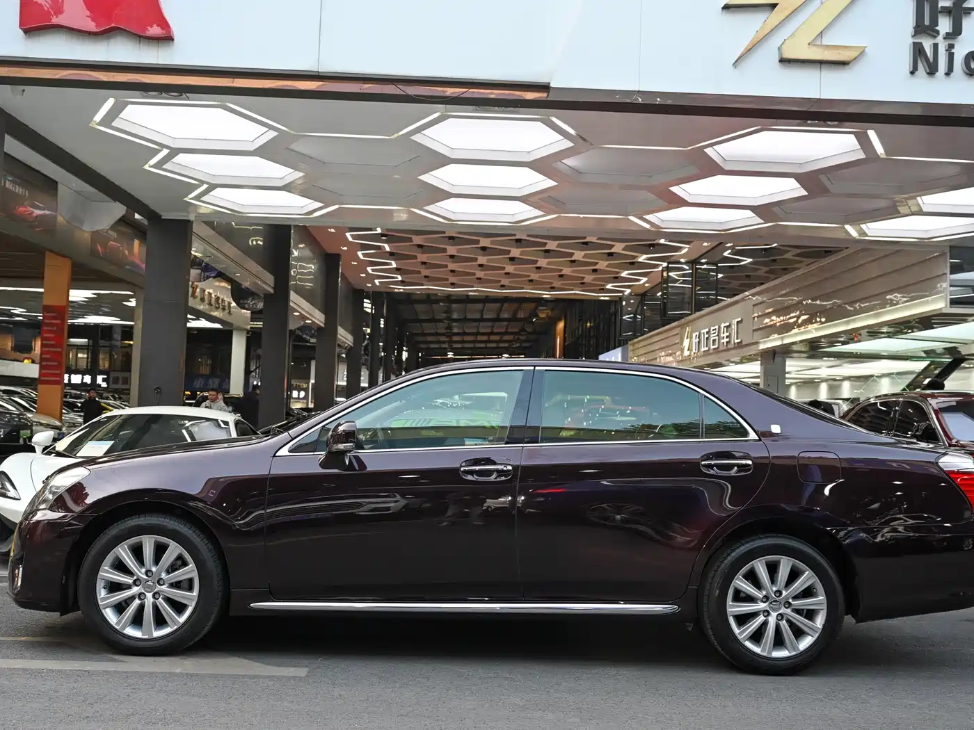 Toyota Crown 2012 2.5L Royal Leather Edition фото 5